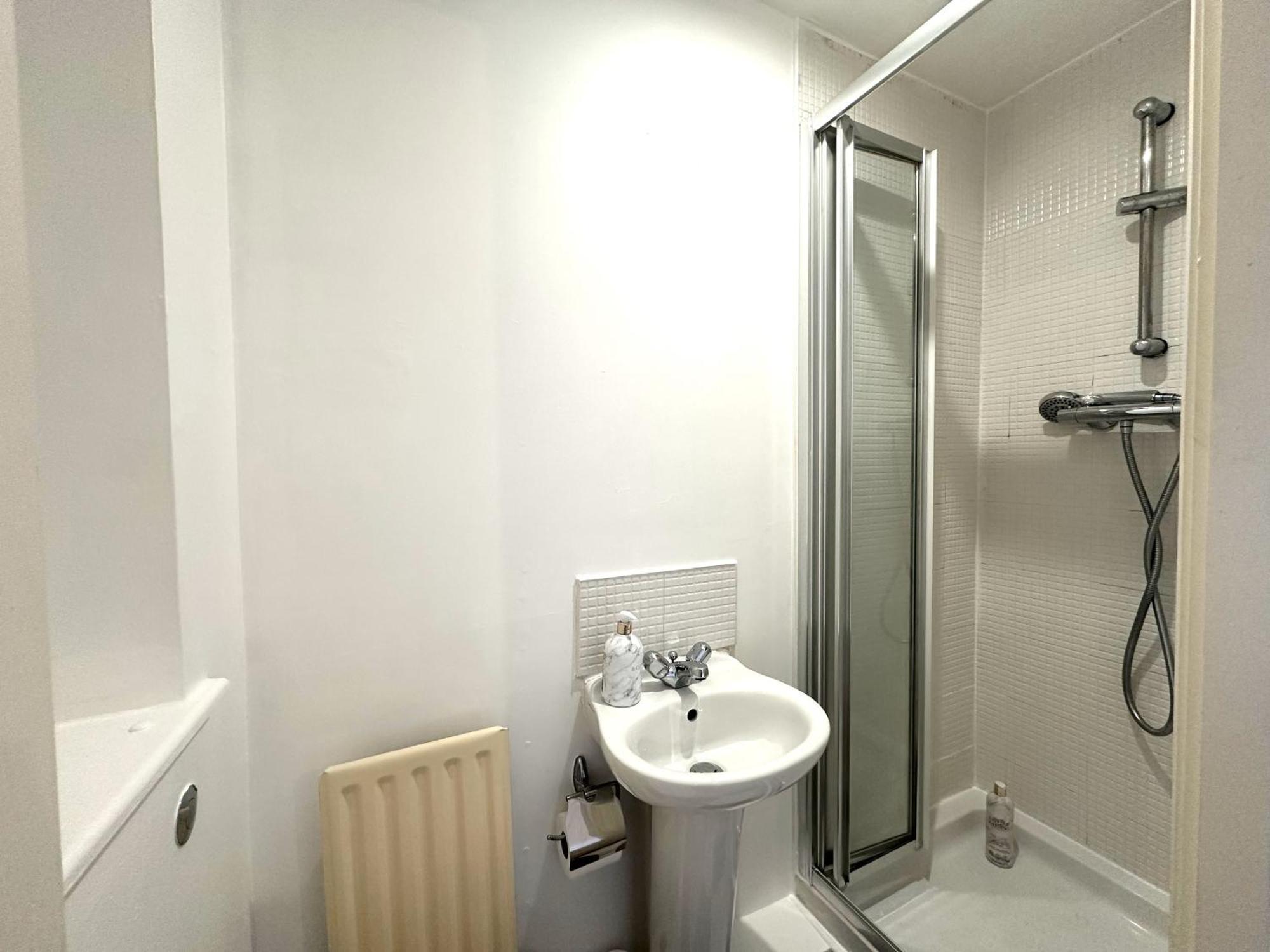 Private Room With En-Suite And Parking In Shared Flat Glasgow Bagian luar foto